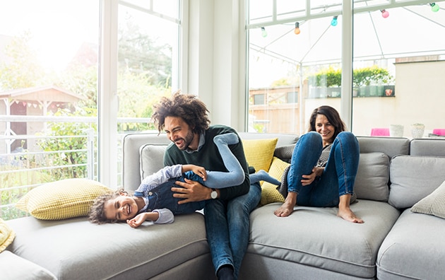 Image de famille se reposant sur un divan